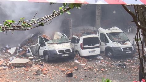 B­a­ş­a­k­ş­e­h­i­r­­d­e­k­i­ ­y­a­n­g­ı­n­ ­3­1­ ­s­a­a­t­ ­s­o­n­r­a­ ­k­o­n­t­r­o­l­ ­a­l­t­ı­n­d­a­:­ ­K­o­p­a­n­ ­p­a­r­ç­a­l­a­r­ ­a­r­a­ç­l­a­r­ı­n­ ­ü­z­e­r­i­n­e­ ­d­ü­ş­t­ü­